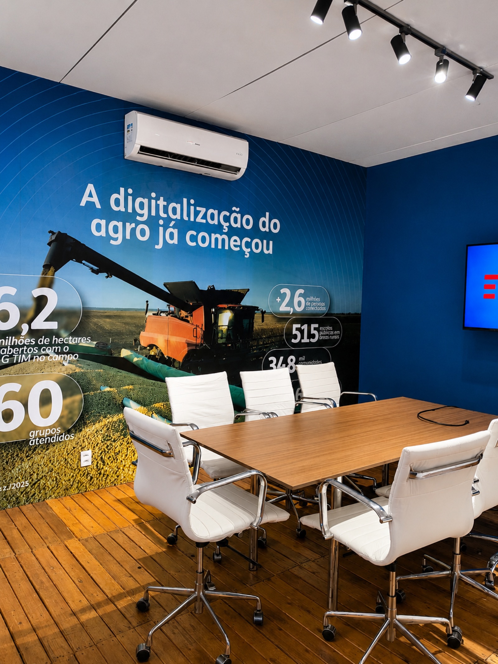 Mesa executiva em sala de reunião corporativa climatizada pela PCL